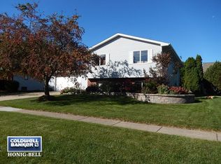 927 Krpan Dr, Sycamore, IL 60178