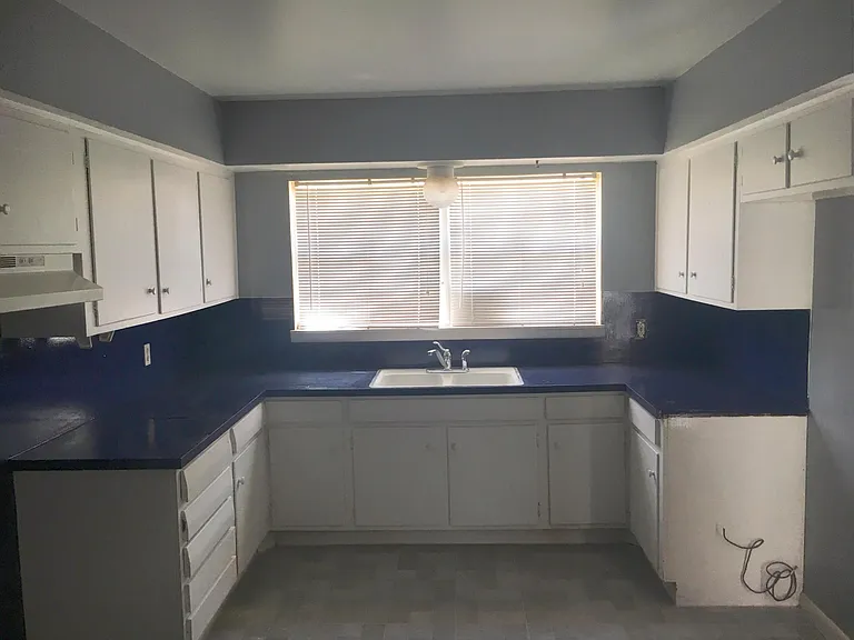Kitchen (This is opposite from dinette)