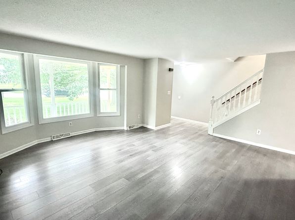 55 Minden Dr #2