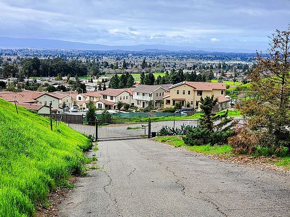 Lot is at top of Cavalo Ct cul-de-sac