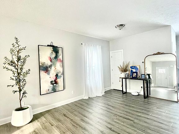 4th image of 7643 Manor Dr