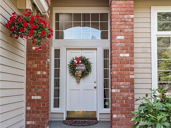 Welcoming you in with beautiful touches and lots of light-filled windows. 