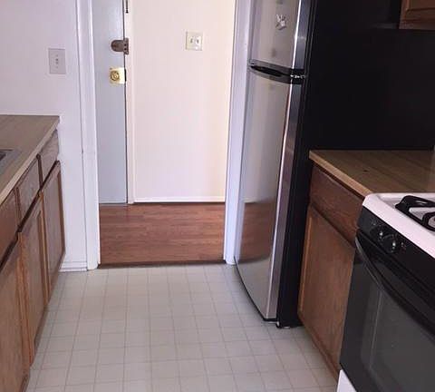 5th image of 3975 Lyndhurst Dr APT 302