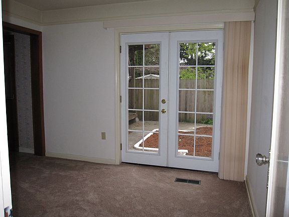 Room off kitchen/back yard
