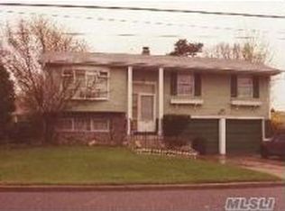 26 Thrush Dr, Brentwood, NY 11717