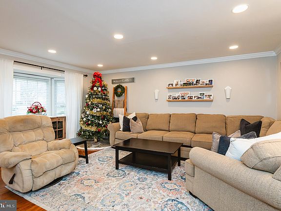 5th image of 216 Temple Dr