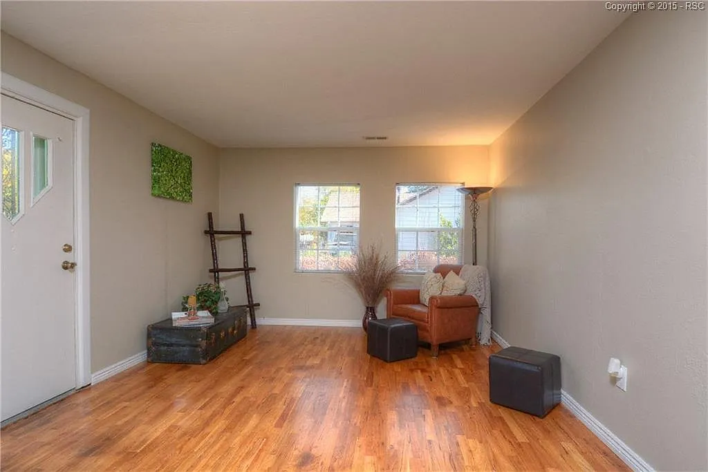 115 W Tyler St — Photo 3