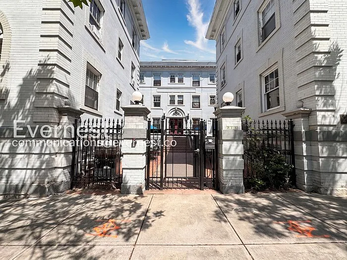 2 bed, 1.0 bath, 900 sqft, $1,400 — Photo 1