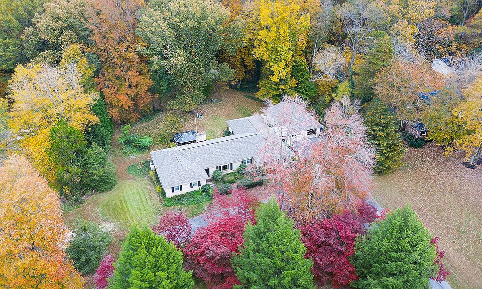 2nd image of 4010 Lee Ln