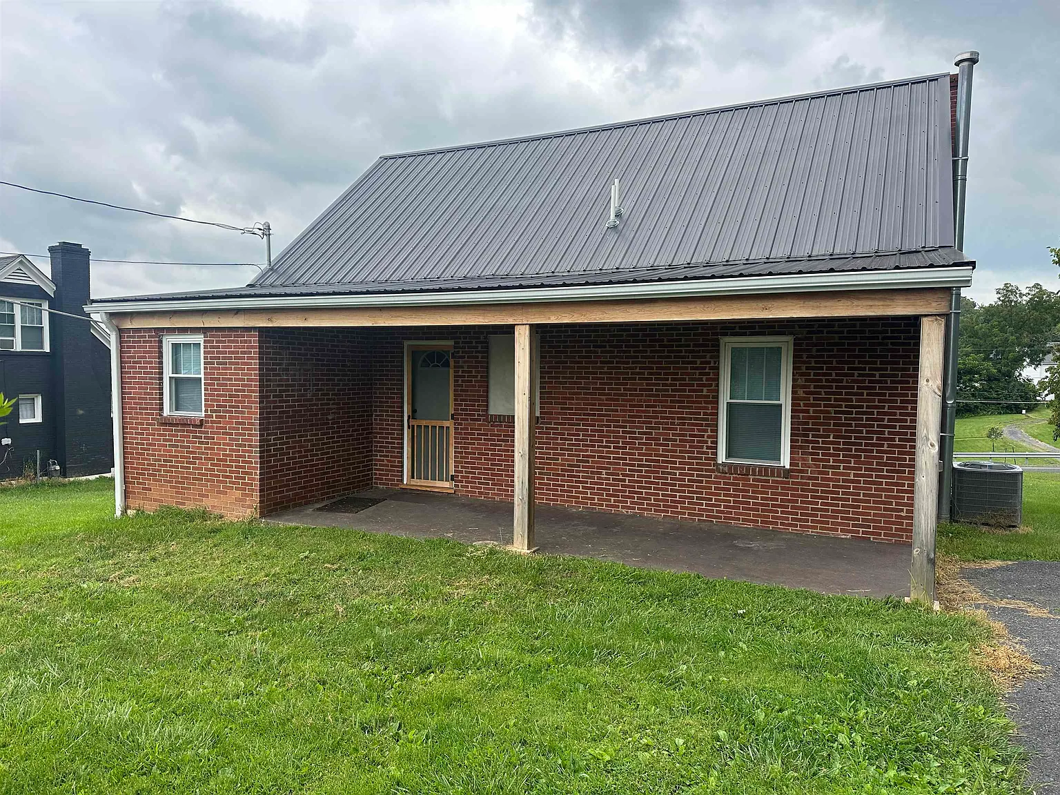 3 bed, 1.0 bath, 2128 sqft, $1,950 — Photo 2
