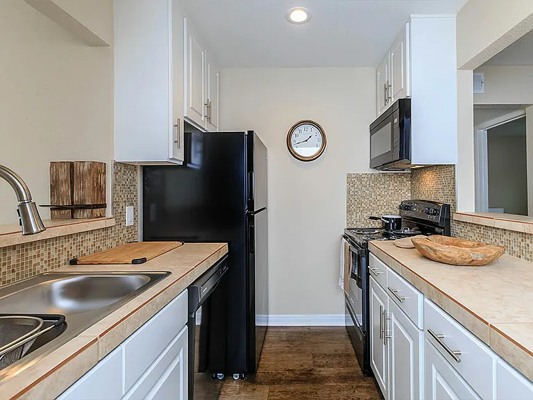 Los Prados Apartment Homes — Photo 30