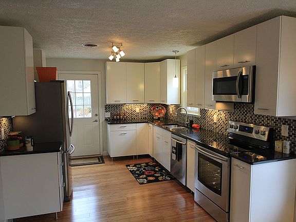 3rd image of 1010 Broadmoor Dr