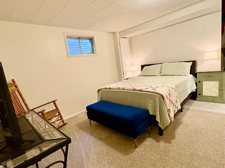 Second bedroom, queen-size bed