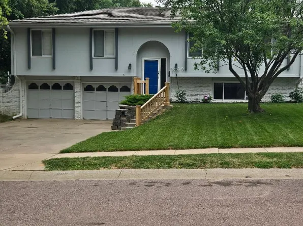 809 Waterford Cir, Papillion, NE 68046