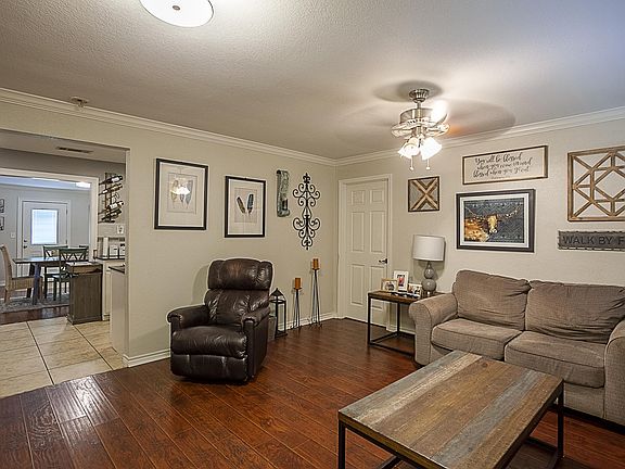 5th image of 940 Columbia Cir