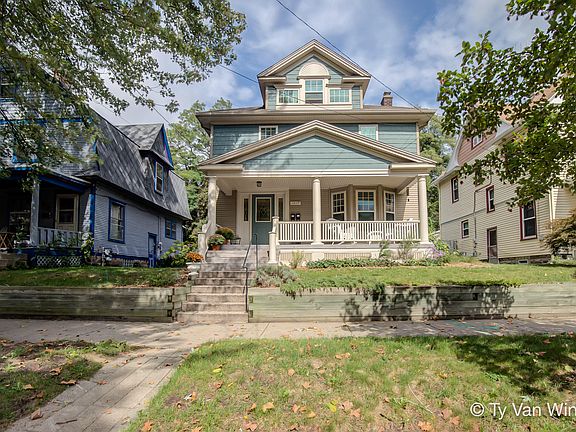 2nd image of 1017 Fairmount St SE