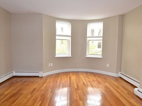 3rd image of 9 Blackwood St APT 21