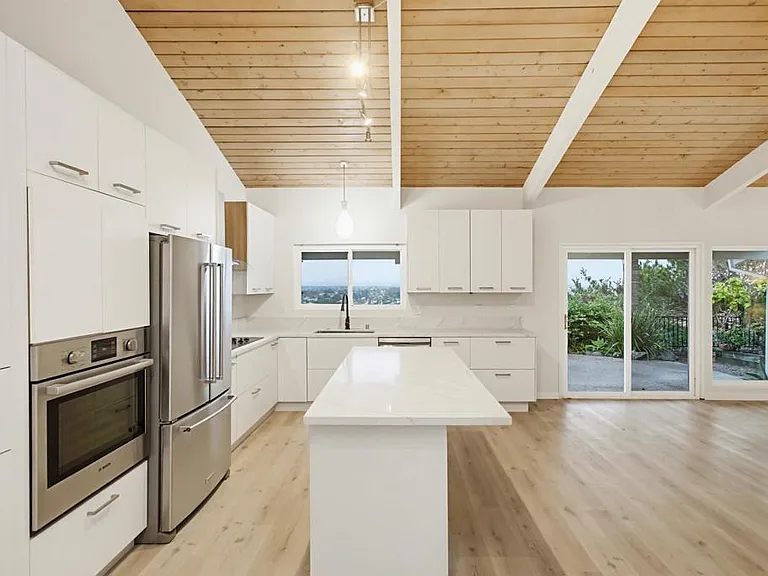 5605 Soledad Mountain Rd — Photo 10