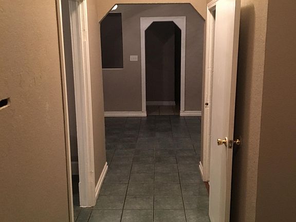 3rd image of 418 E Worth St