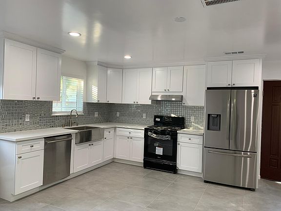 3rd image of 640 W Bennett Ave