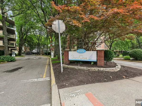 200 Grand Cove Way APT 2D, Edgewater, NJ 07020