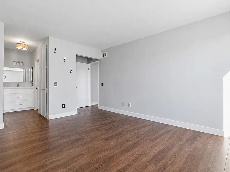 1422 Rock Glen Ave #309 — Photo 7