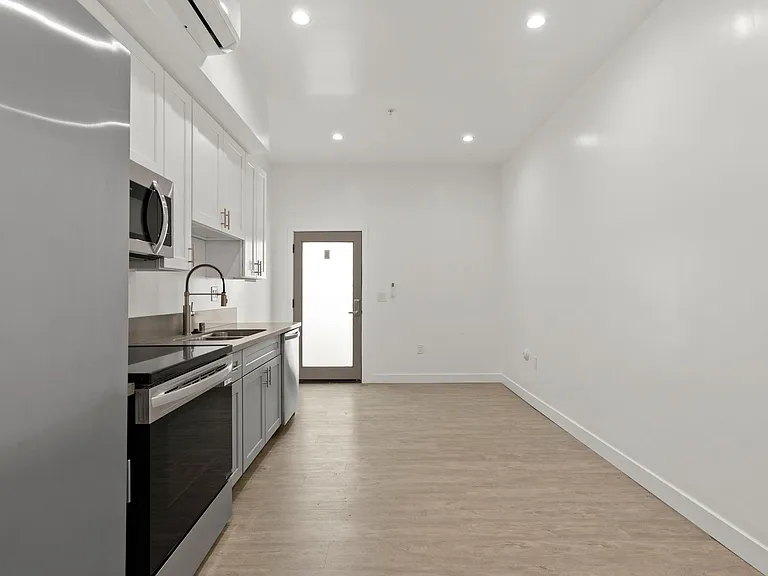 Bradley Luxury Living — Photo 9