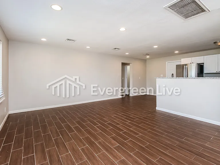 3726 E 25th St — Photo 5