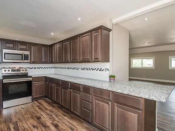 5th image of 918 Deerwood Dr