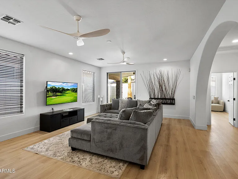 1084 E Susan Ln — Photo 20