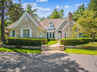 5462 Hidden Pines Dr, Brighton, MI