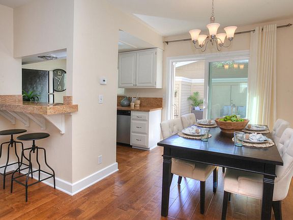 4th image of 2424 De La Vina St #C
