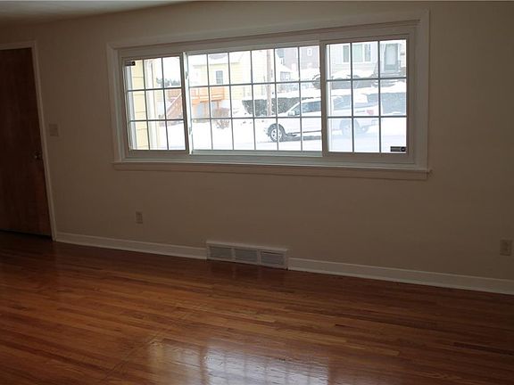 3rd image of 136 Fenway Dr