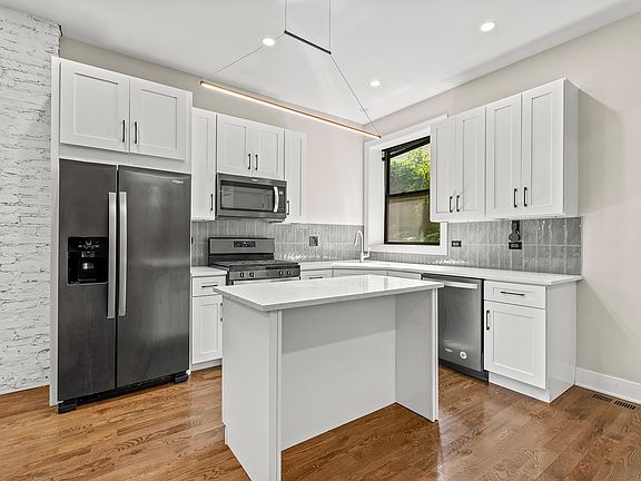 2nd image of 1215 N Wolcott Ave APT 1R
