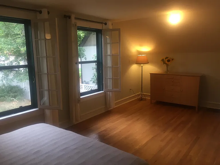 Bedroom, with hardwood floors