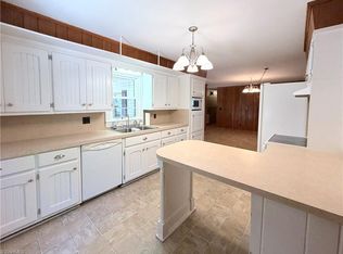 176 W Robin St, Elkin, NC 28621