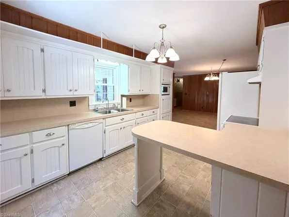 176 W Robin St, Elkin, NC 28621