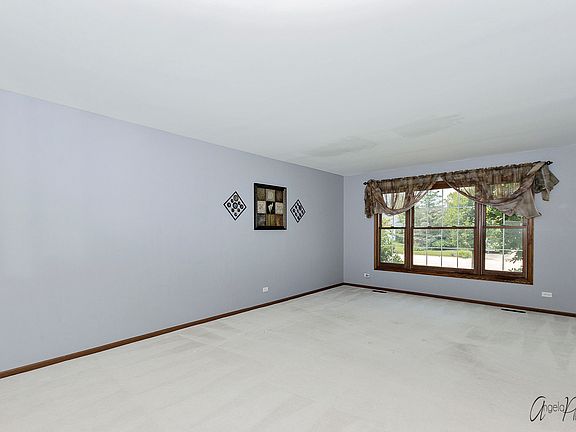 3rd image of 1025 Autumn Dr