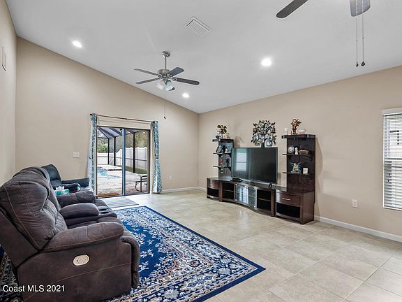 3rd image of 1020 Dillard Dr SE