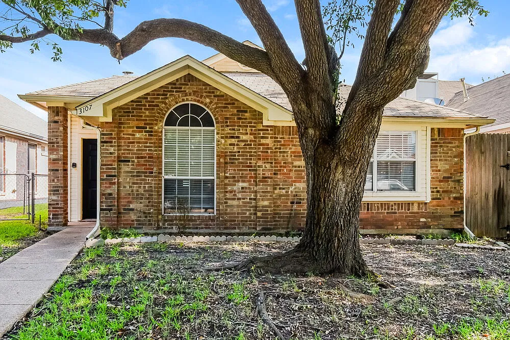 3 bed, 2.0 bath, 1352 sqft, $2,020 — Photo 1