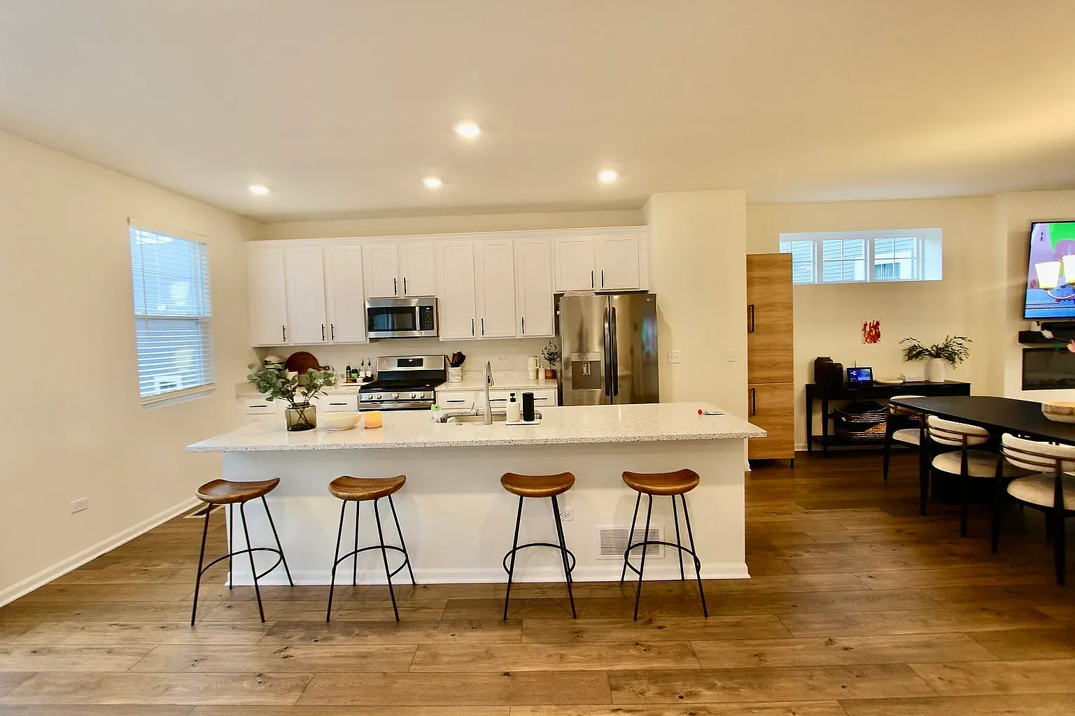 3 bed, 2.5 bath, 2400 sqft, $3,400 — Photo 2