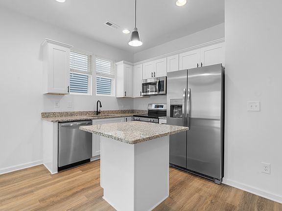4th image of 205 9th Ave SE