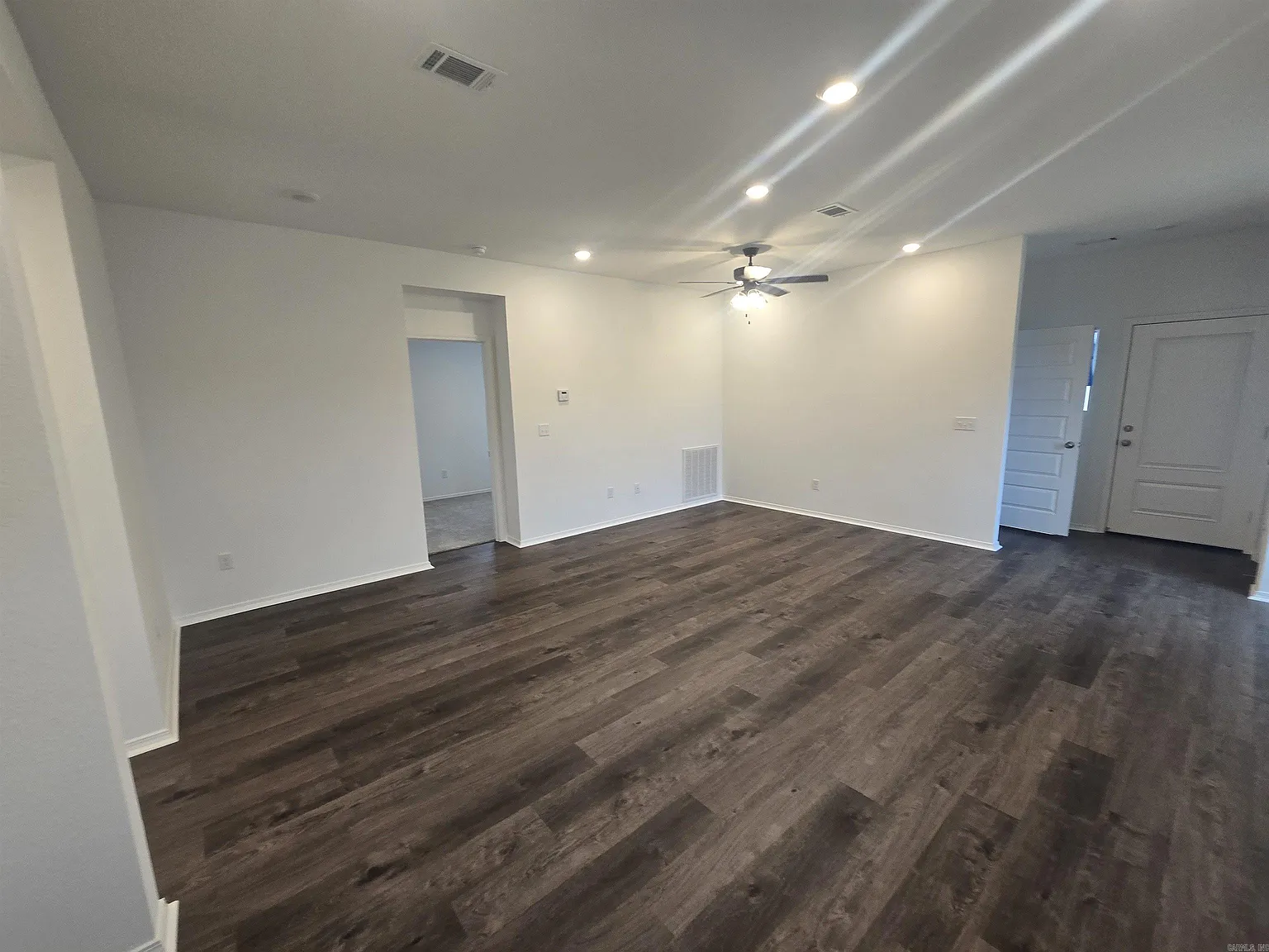 3 bed, 2.0 bath, 1051 sqft, $1,595 — Photo 3