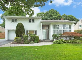 41 Phipps Ln, Plainview, NY 11803