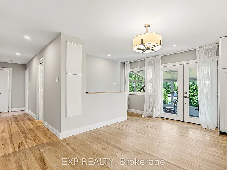 10 Queen Anne Cres — Photo 17