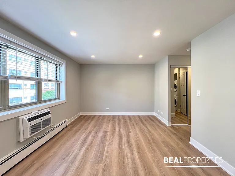 452 W Oakdale — Photo 25