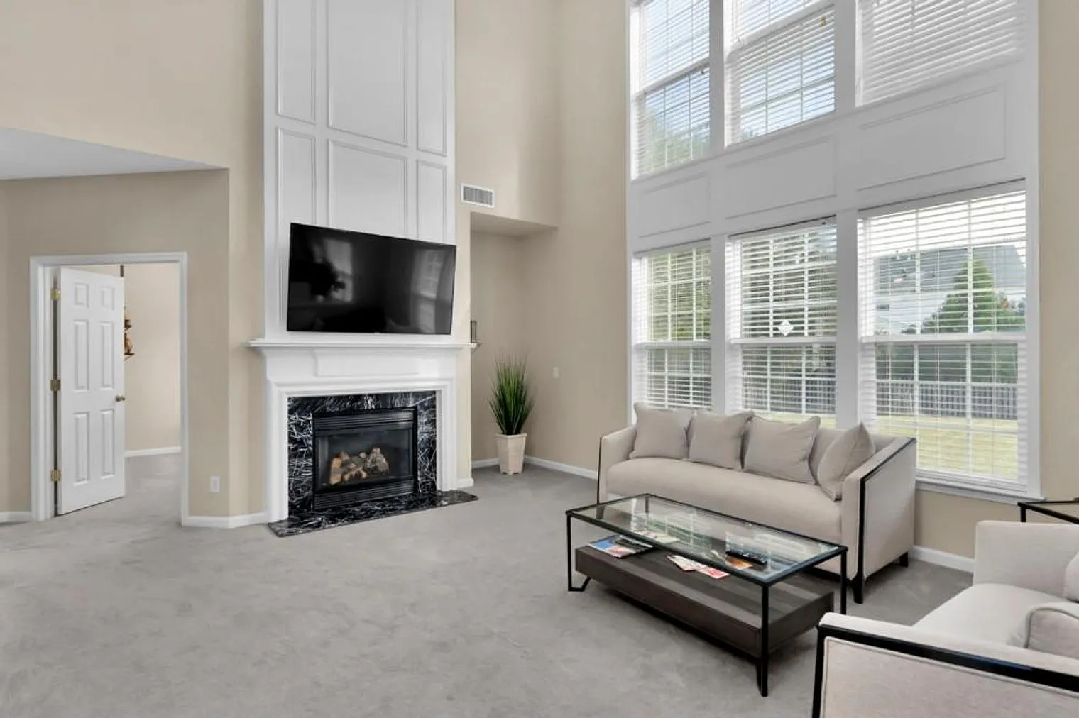 5 bed, 3.0 bath, 2497 sqft, $11,370 — Photo 2