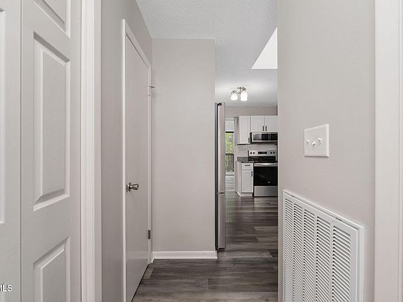 5th image of 310 Hickory Blf #310
