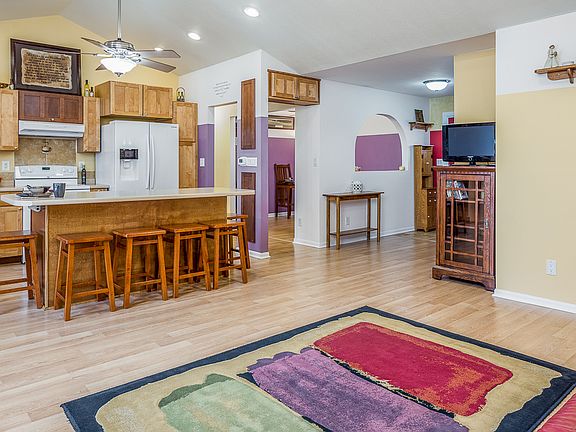 Open plan view to DR/Entry