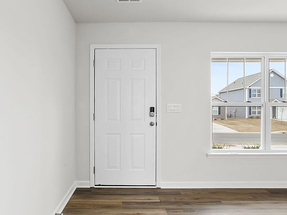 5th image of 681 Evaleigh St